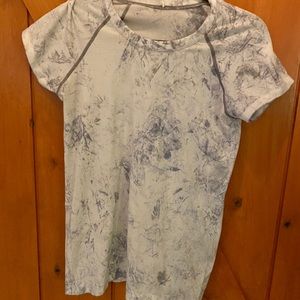 Lululemon tshirt